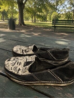 Ariat Black and White tumbleweed print suede Slip-On Shoes size 8 B